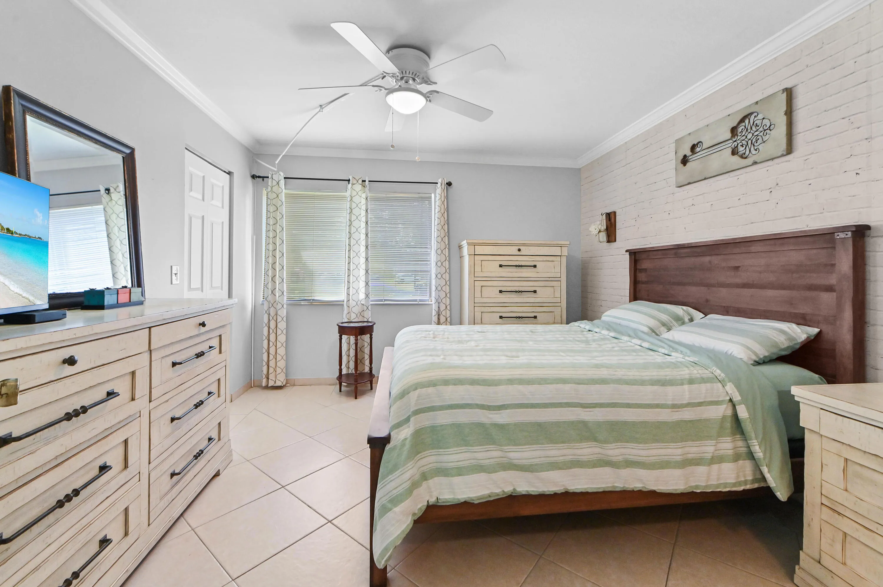 18 Bedroom 01