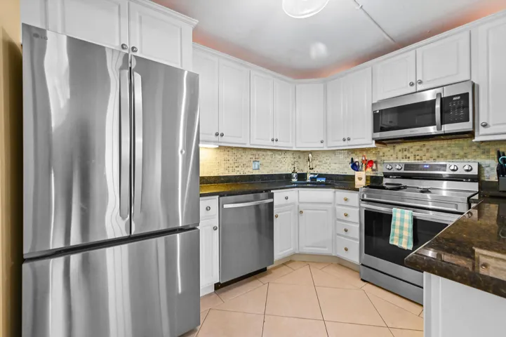 11 Kitchen 01