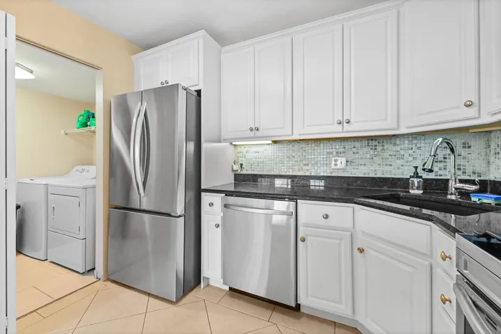 14 Kitchen 04
