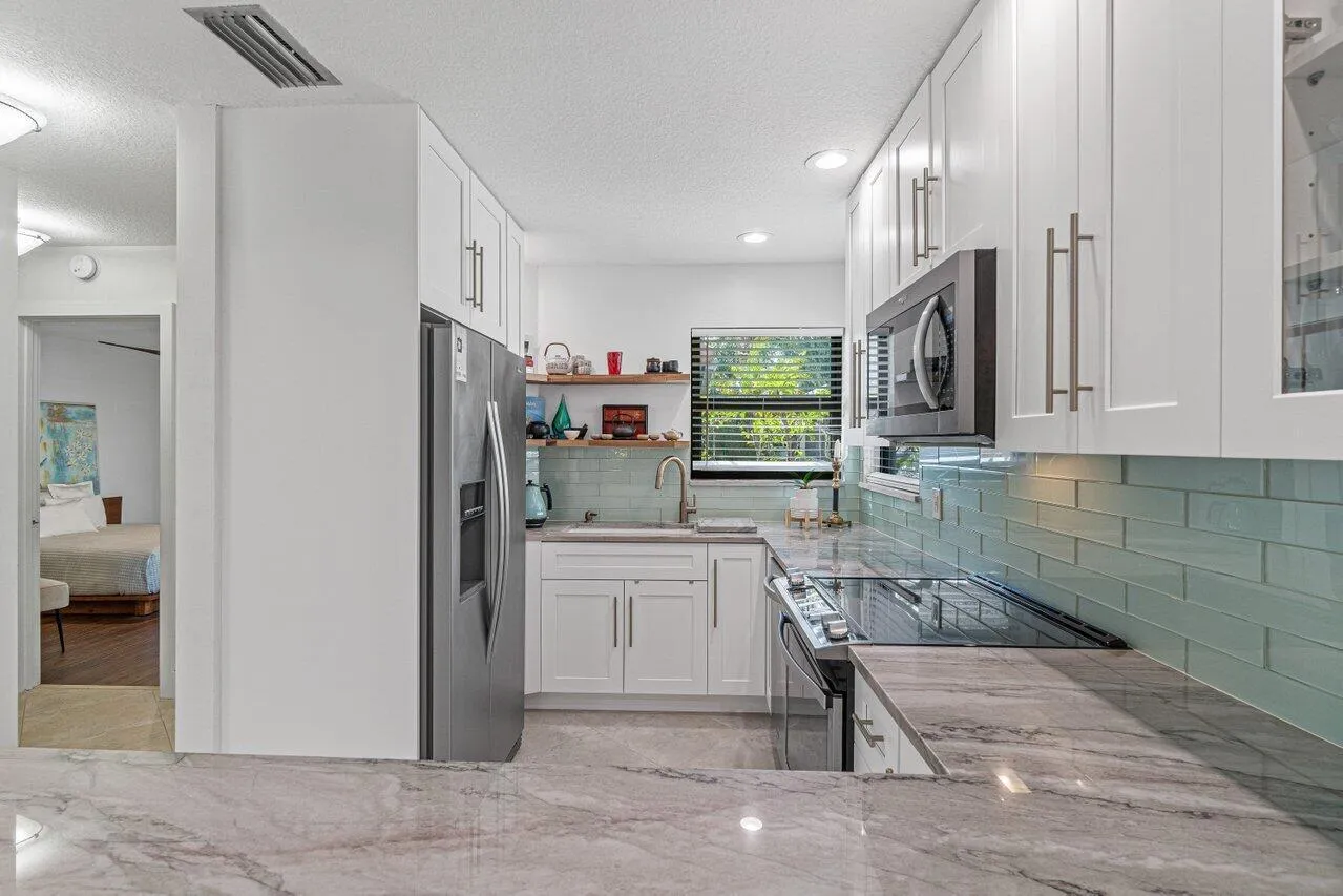 QUARTZ COUNTERTOPS/GLASS BACKSPLASH