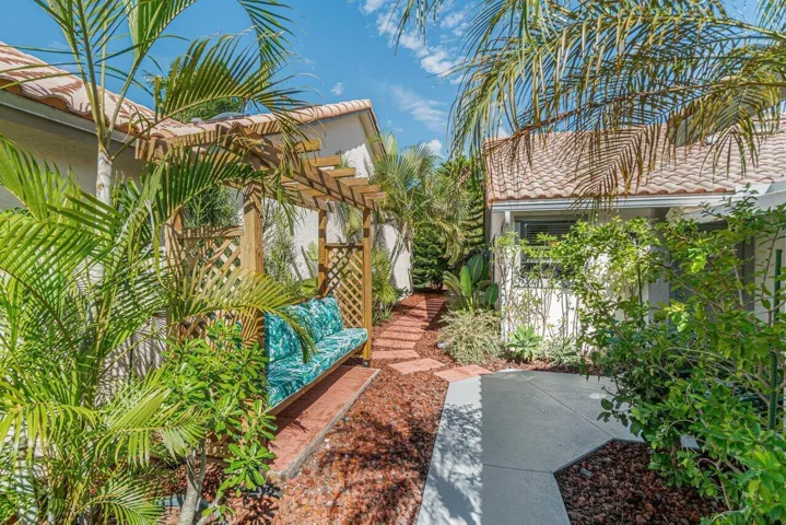 LUSHLY LANSCAPED COURTYARD