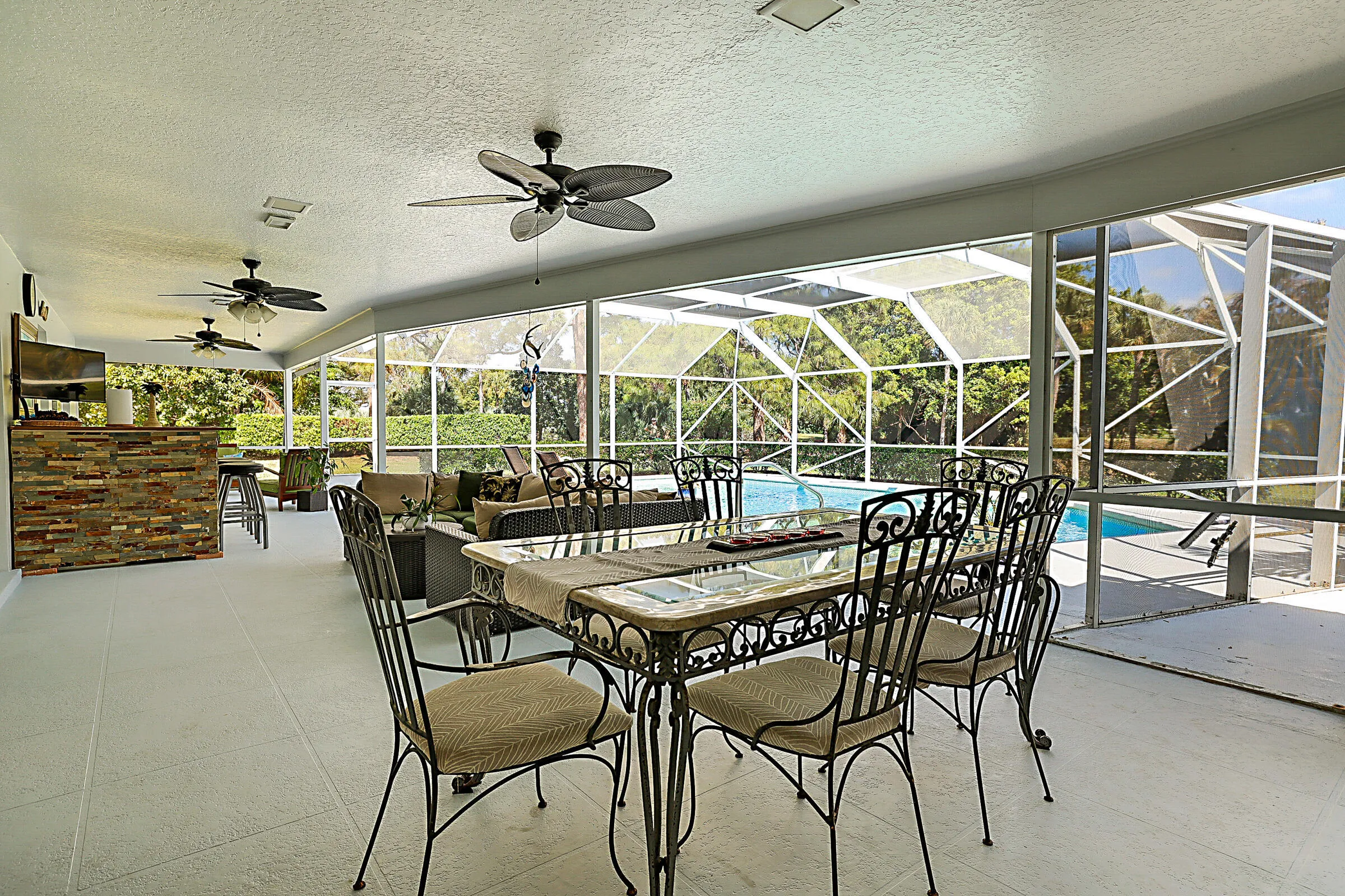 Outdoor dining with ease