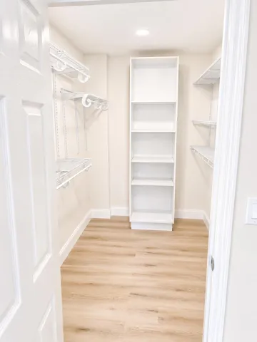 6-walk in closet
