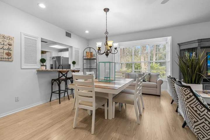 DINING AREA PERFECT FOR A CROWD