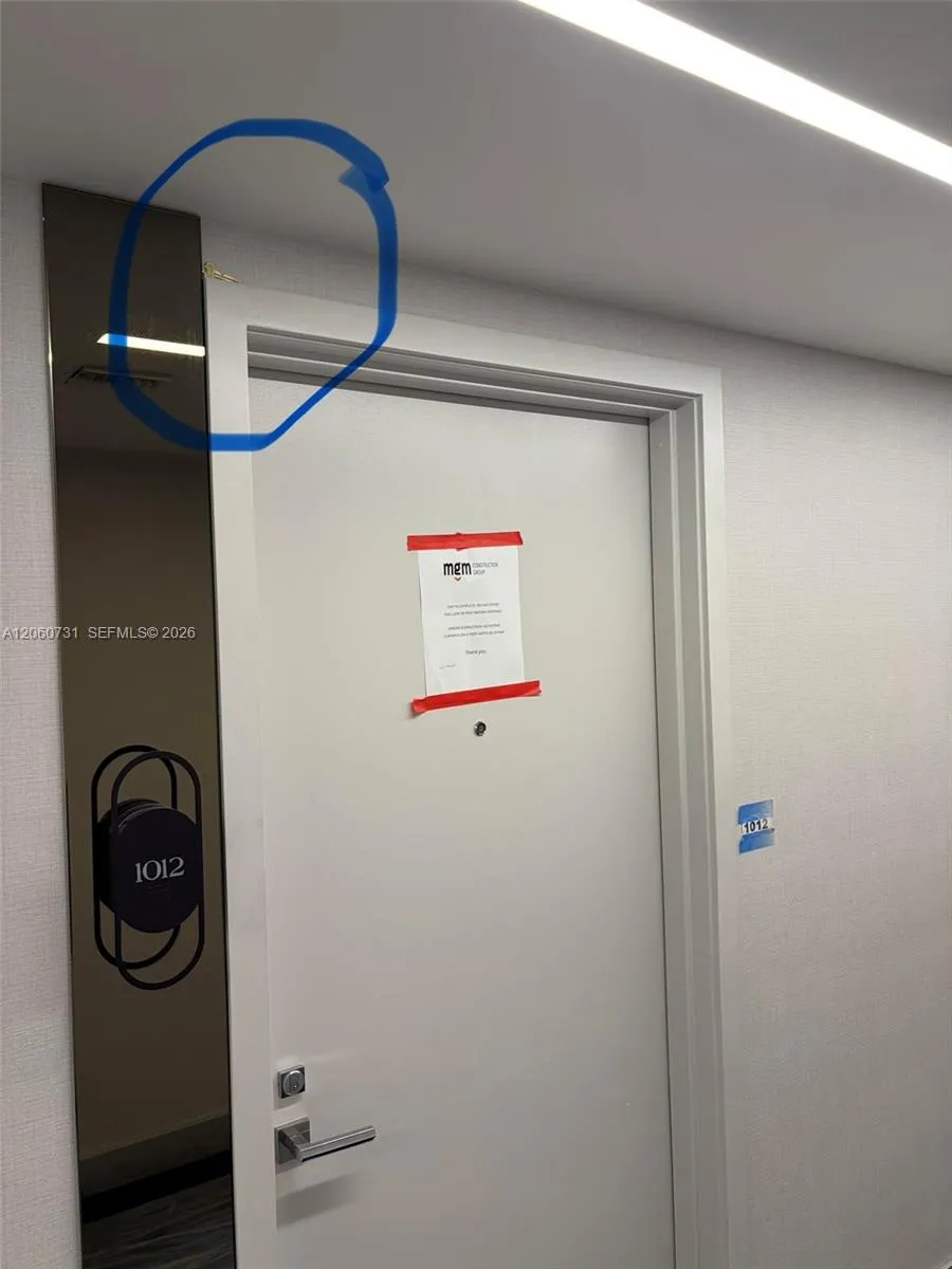 If the unit is close use the key above...Pls leave it there after the showing, Tks.