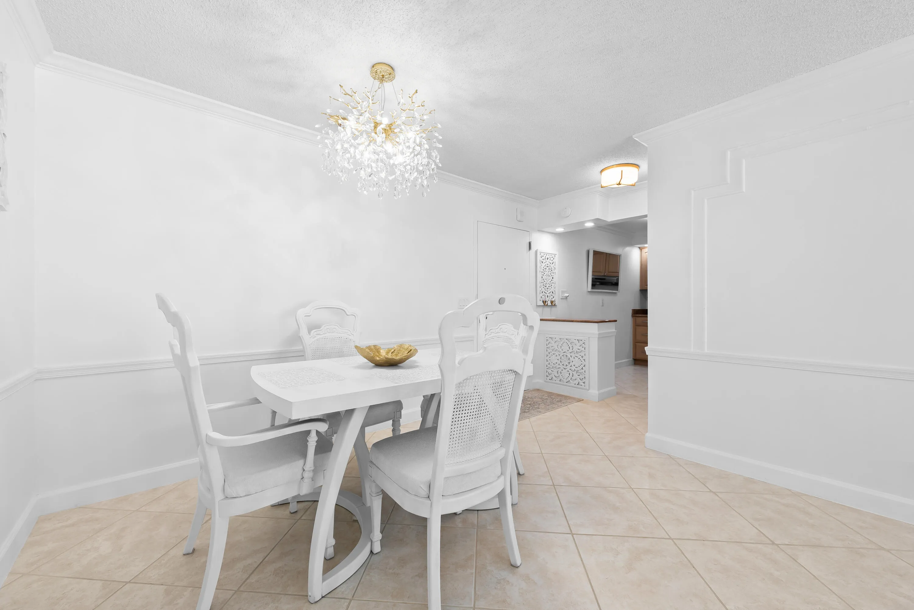 Bright spacious dining area