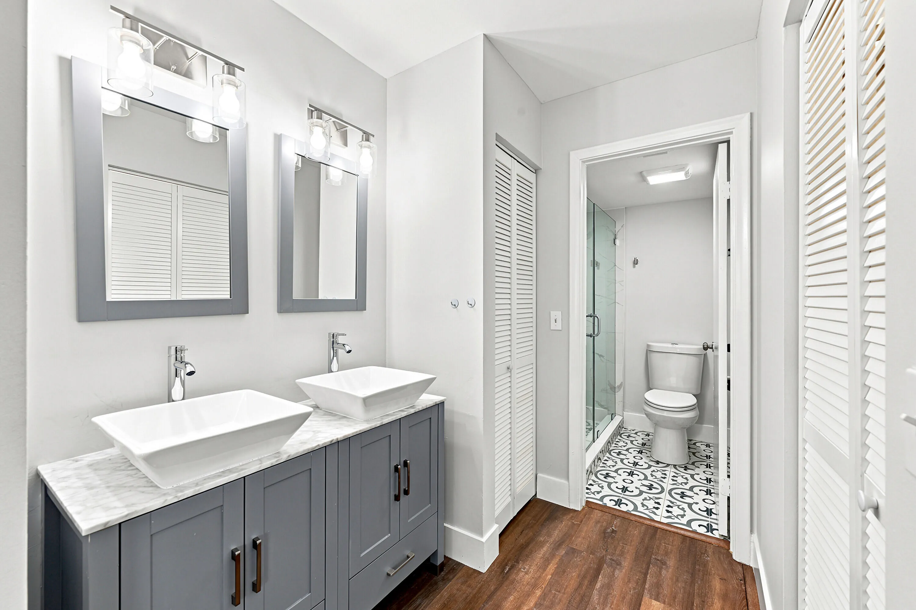 Primary En-Suite Bathroom w/Dual Sinks