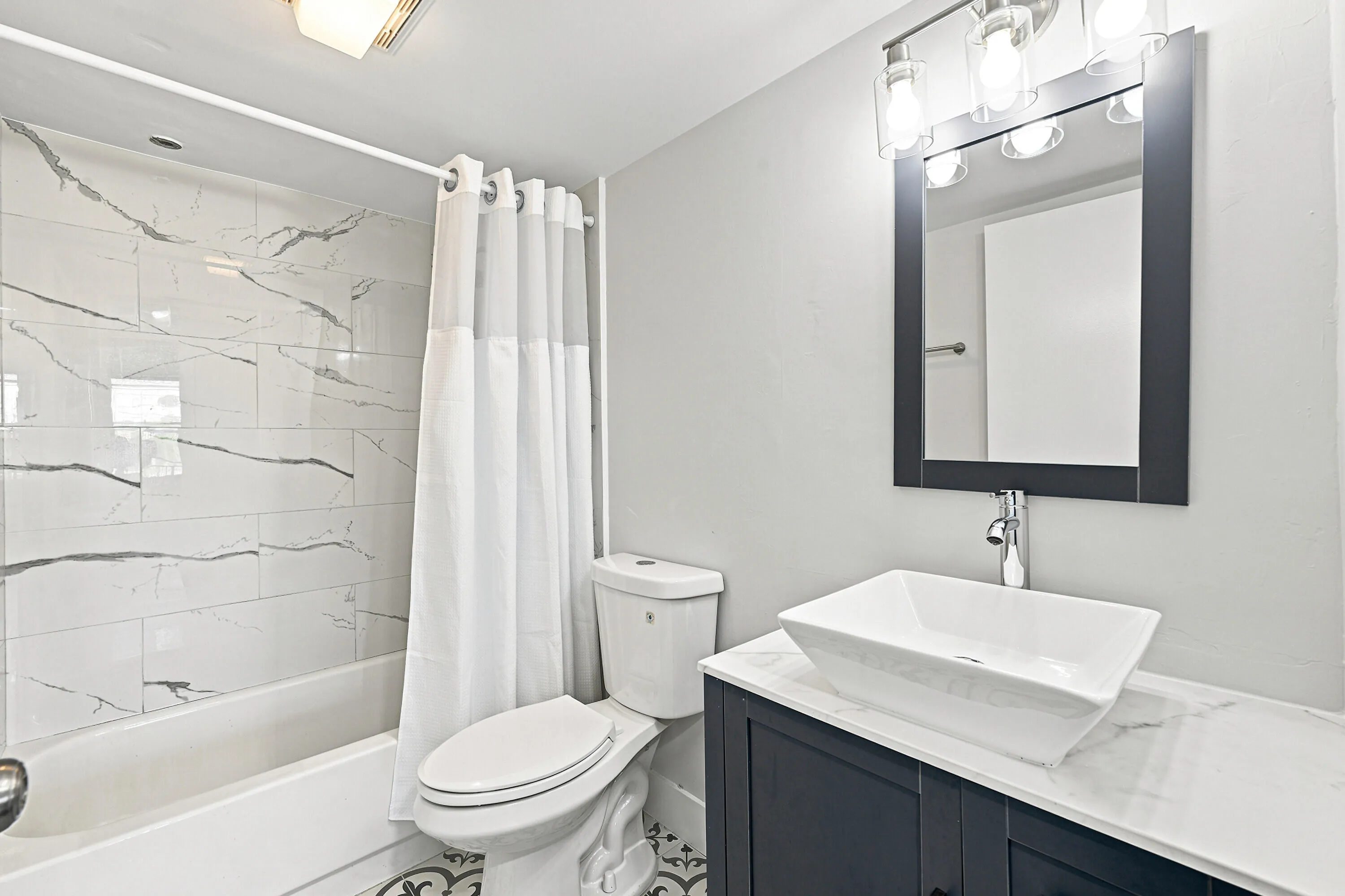 Guest Bathroom w/Tub & Shower Combo