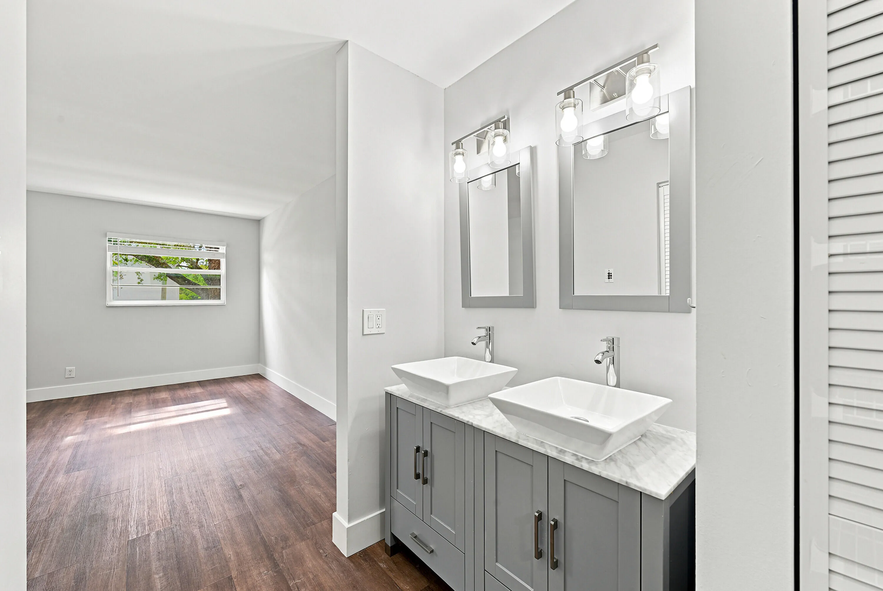 Primary Bedroom w/En-Suite Bathroom