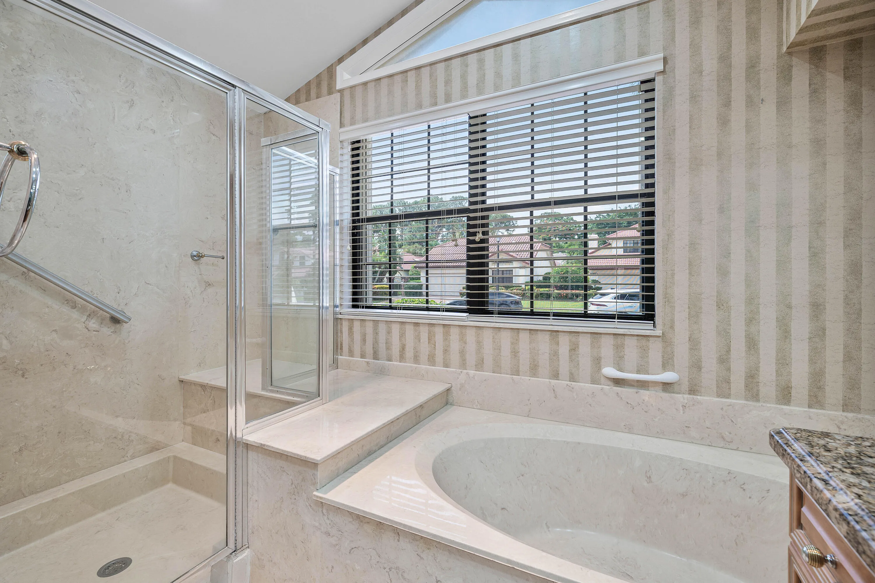 SOOTHING SOAKING TUB