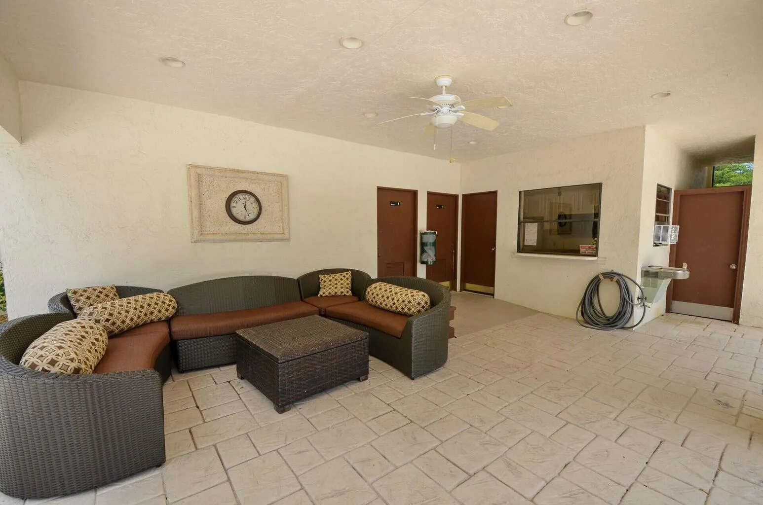 LOUNGE AREA