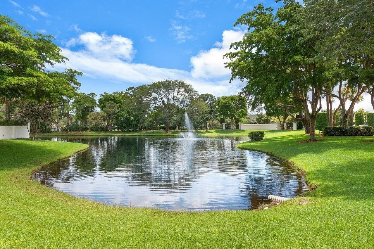 COMMUNITY LAKE