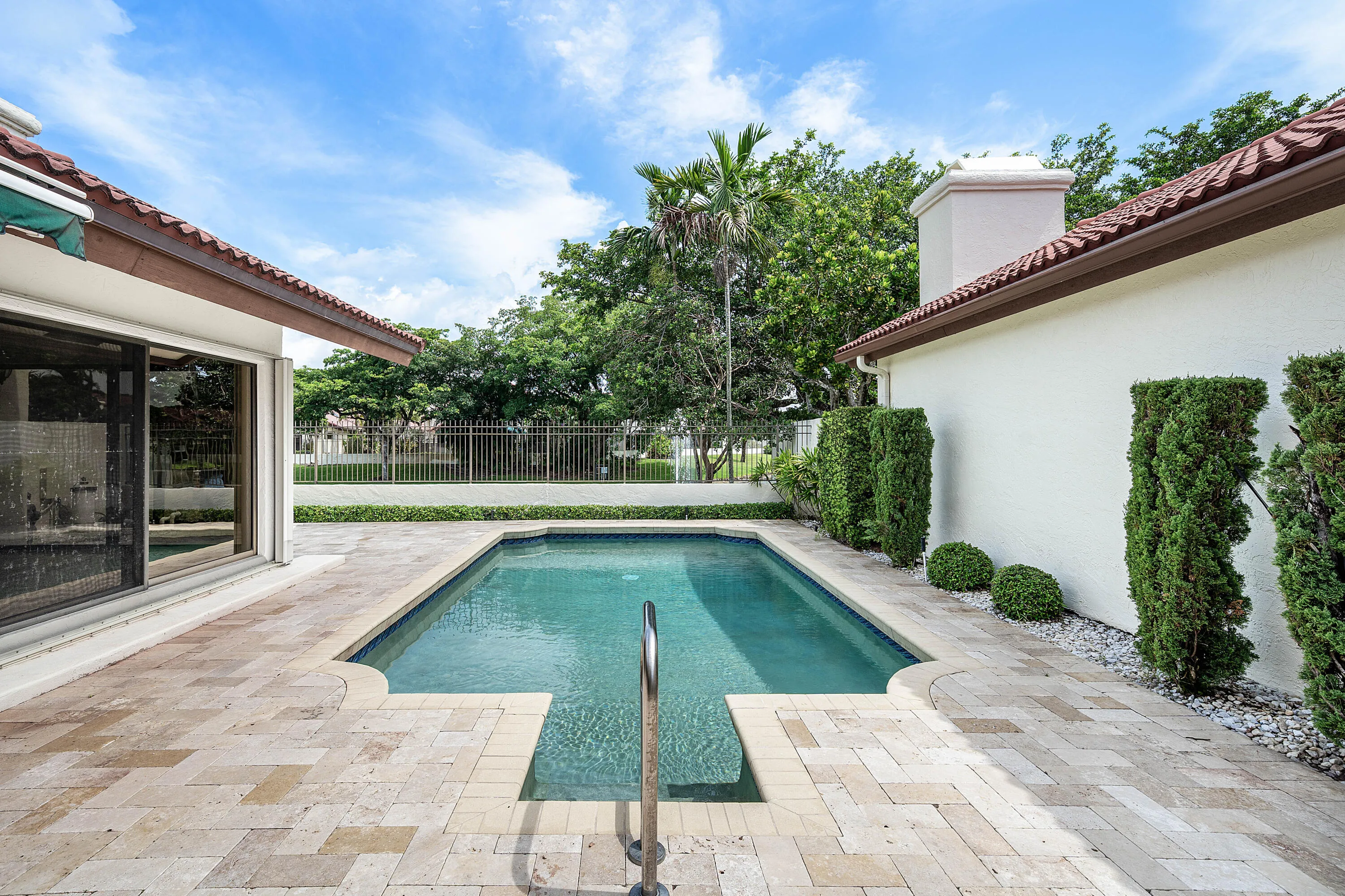PLENTY OF SPACE FOR ENTERTAINING