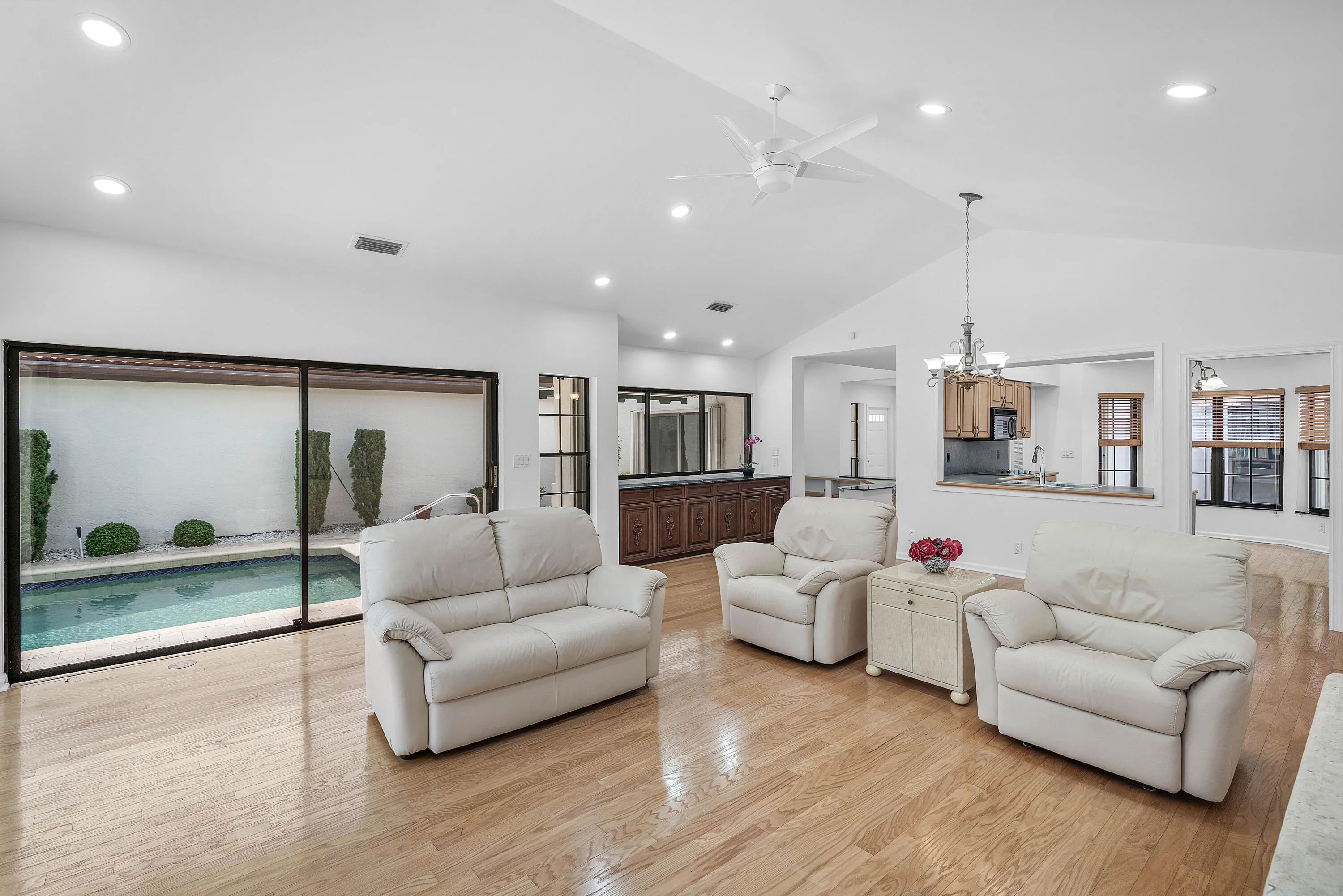LED RECESSED LIGHTING THROUHOUT