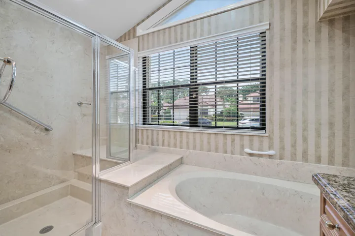 SOOTHING SOAKING TUB