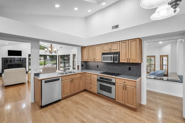 BEAUTIFUL UPDATED KITCHEN