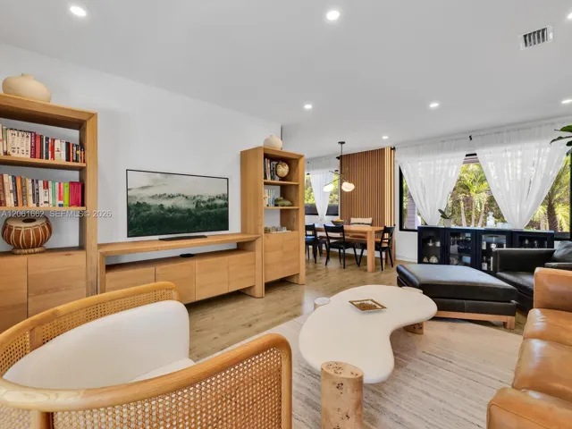 Bright & Open Living/Dining