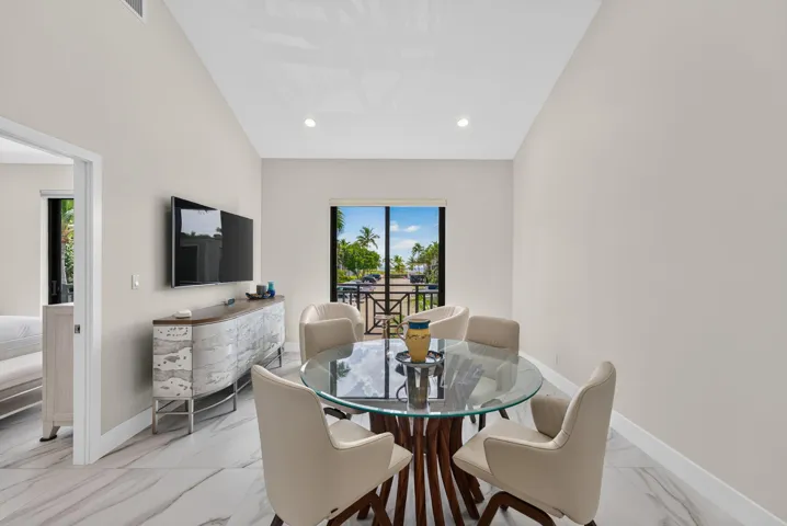 dining/family facing beach
