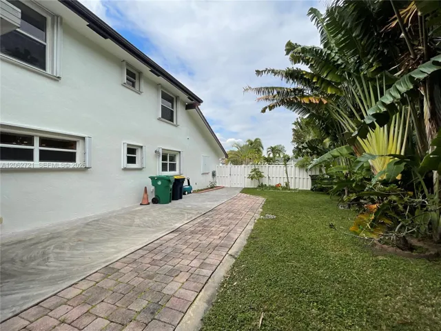 side yard can park RV/Boat