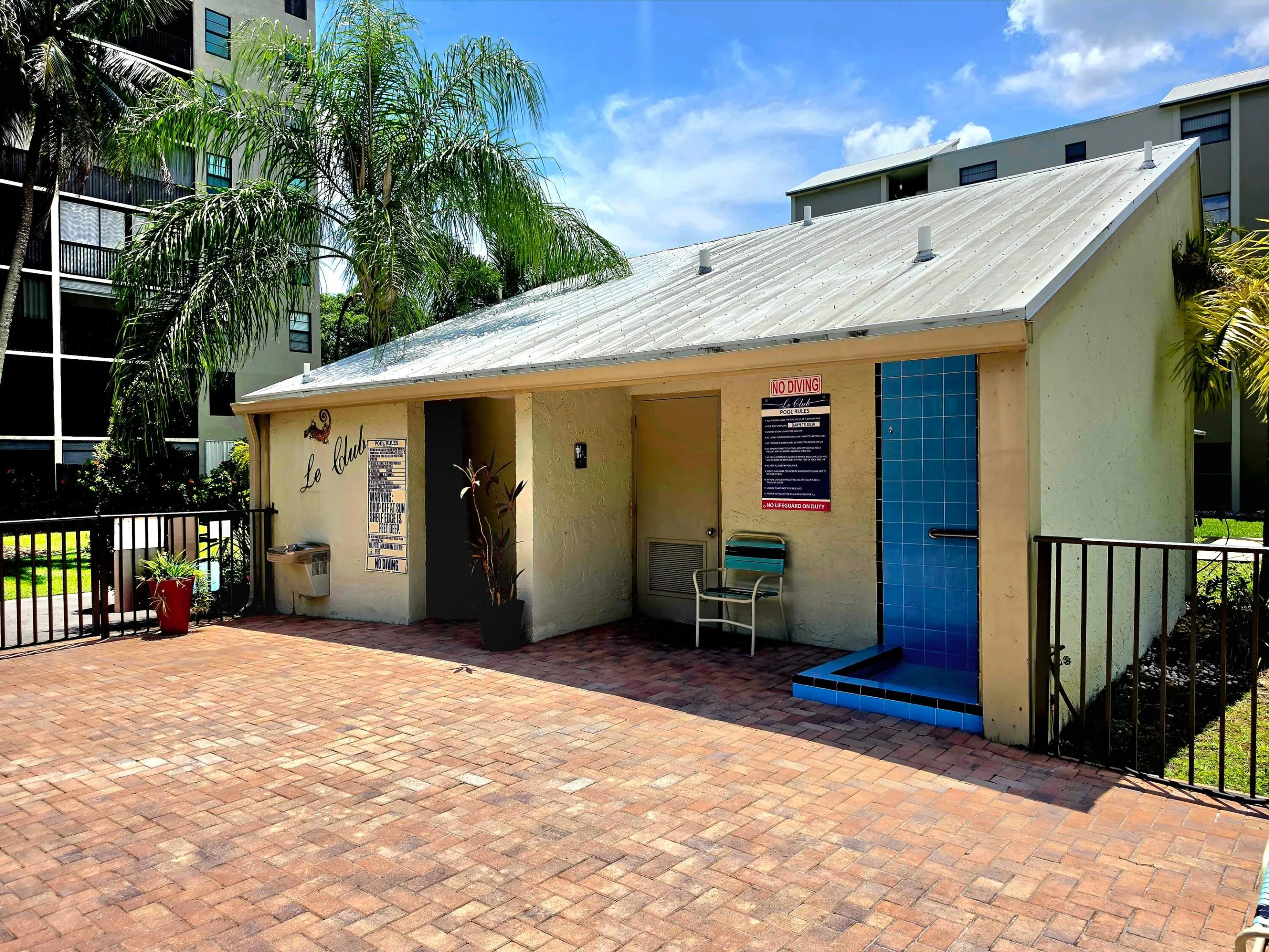 POOLSIDE BATHROOMS AND SHOWER