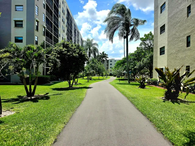 WALKWAY TO YOUR COMMUNITY POOL