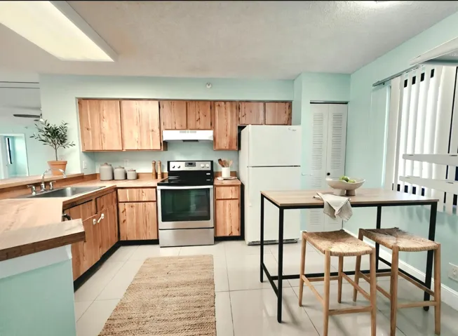 ANOTHER PICUTRE OF YOUR EAT-IN KITCHEN (virtually staged)