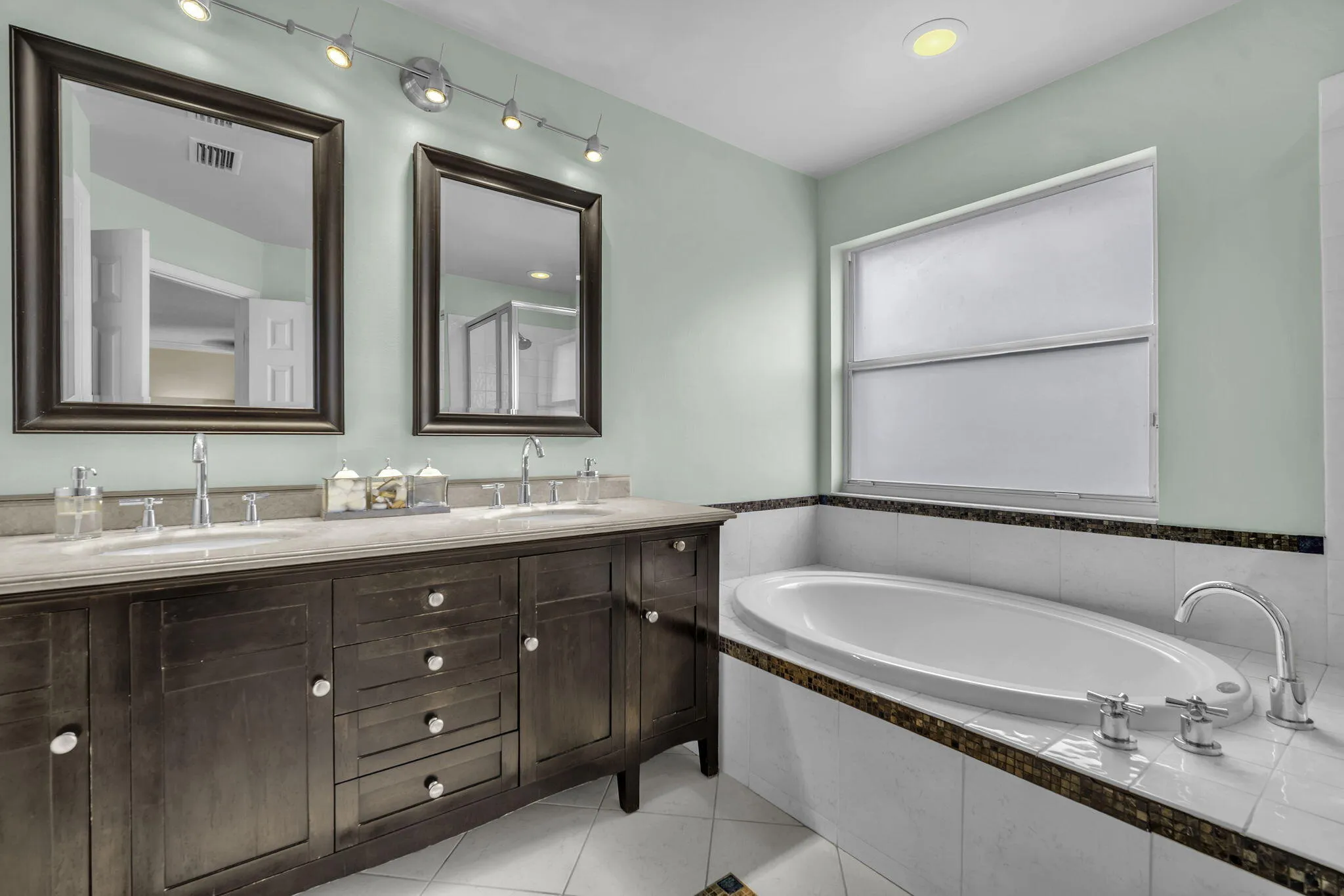 Primary en-suite with dual sinks