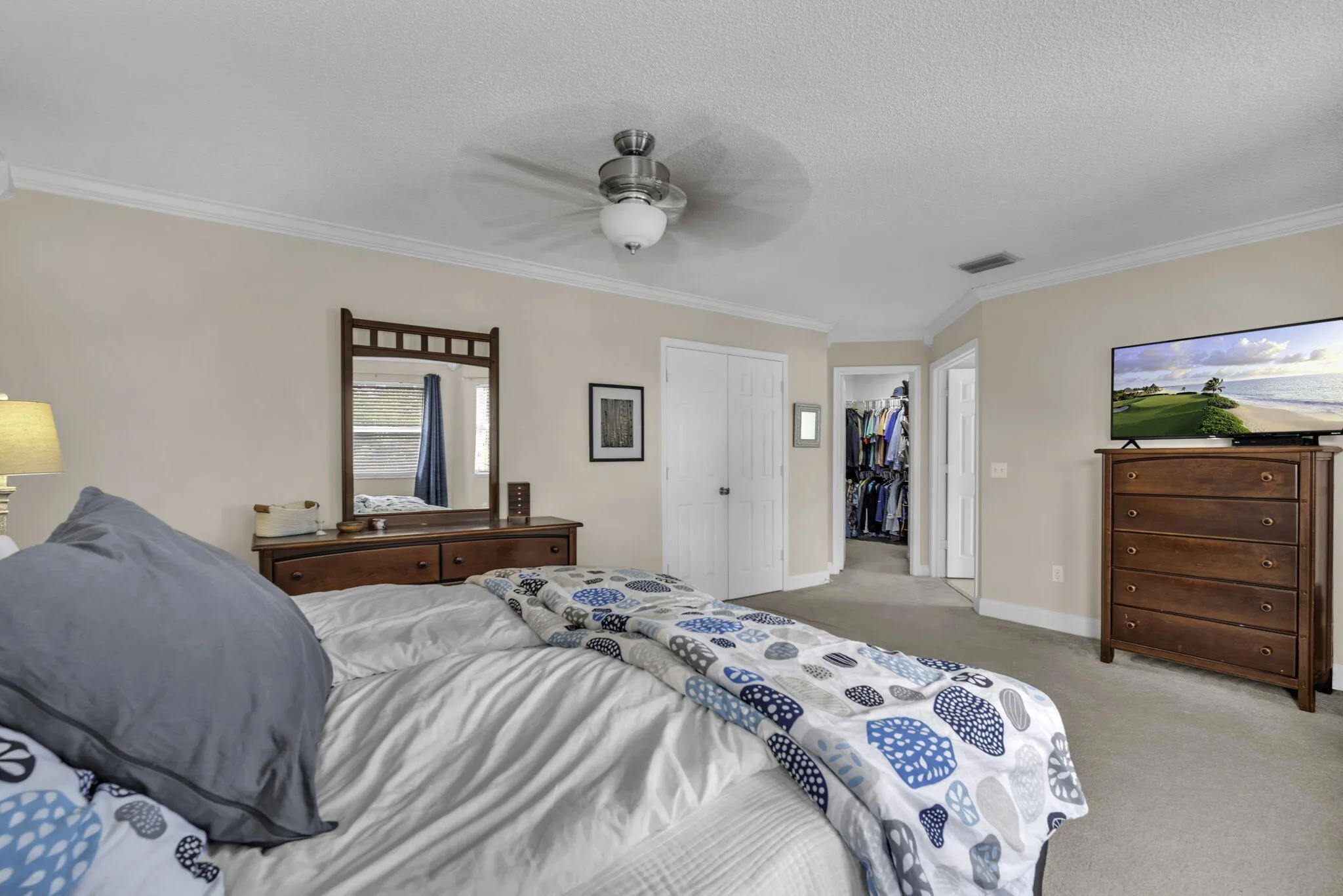 primary bedroom with walkin closet