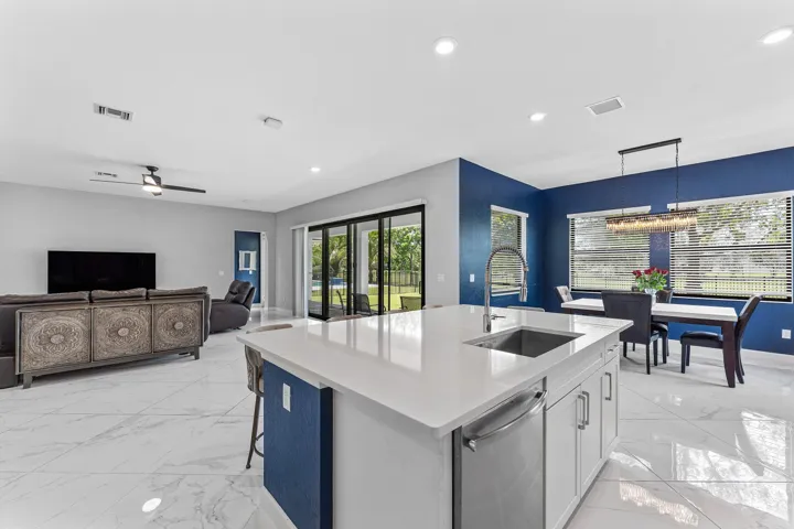 KITCHEN | FAMILY ROOM