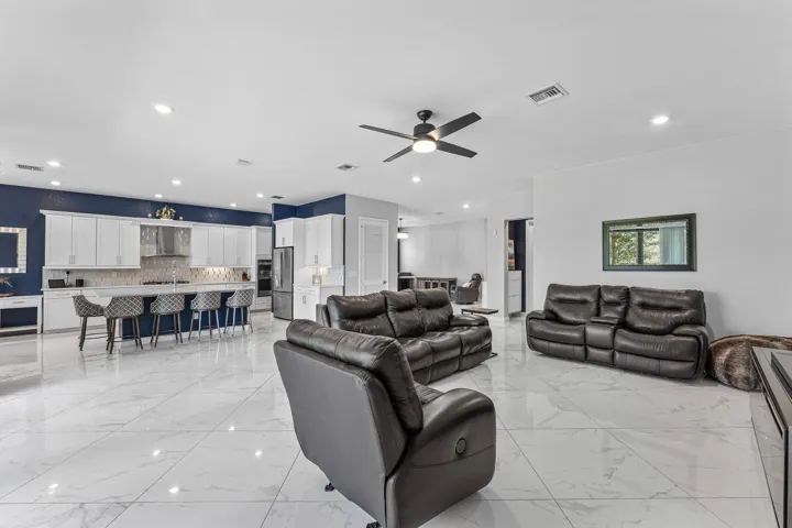 KITCHEN | FAMILY ROOM