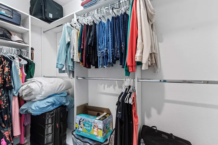 WALKING CLOSET