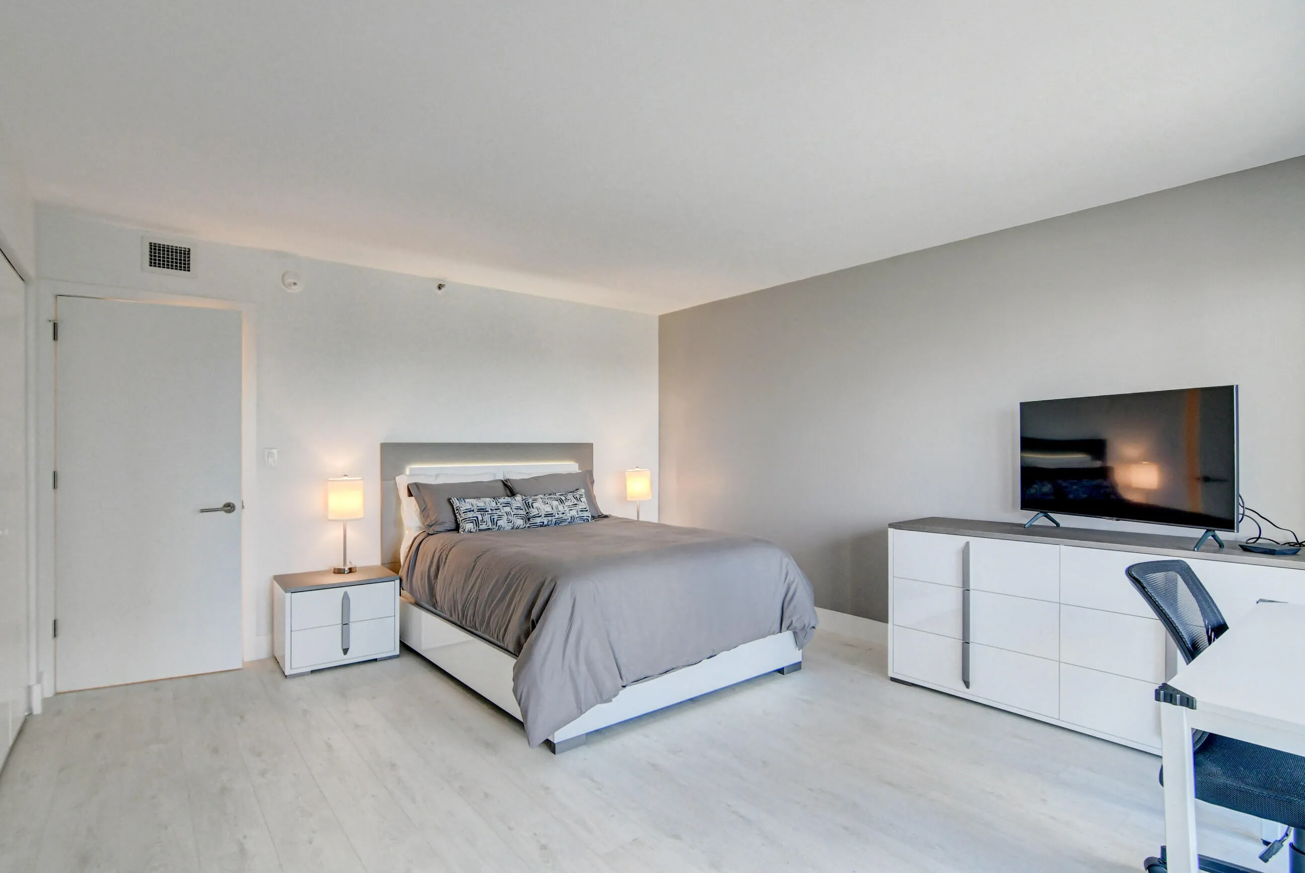 Queen in 2nd​​‌​​​​‌​​‌‌​‌‌​​​‌‌​‌​‌​‌​​​‌​​ Bedroom