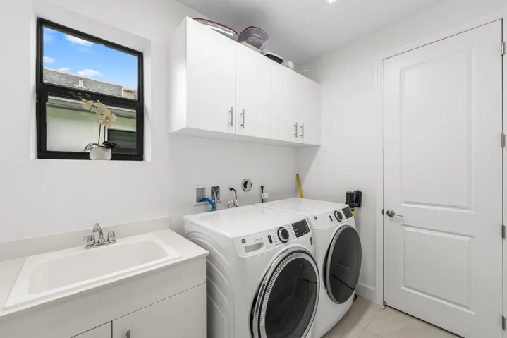 Laundry with gas dryer,