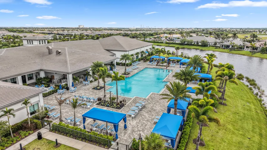 Clubhouse w/ resort-style amenities