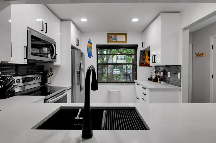 Newer Appliances and modern faucet and sink