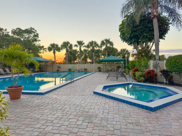 5279 Fountains Dr 703 (44)