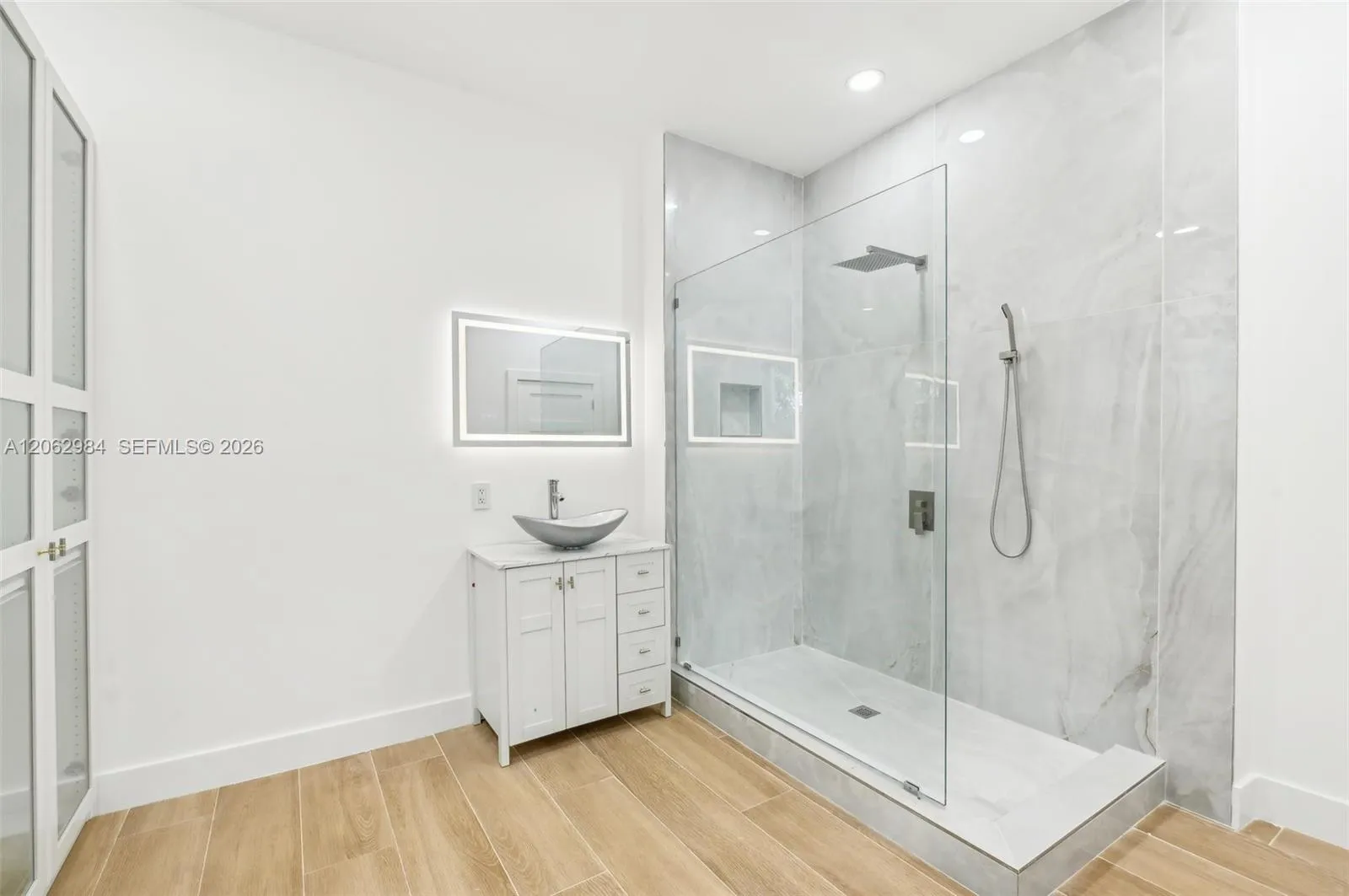 Photo digitally furnished Photo digitally furnished