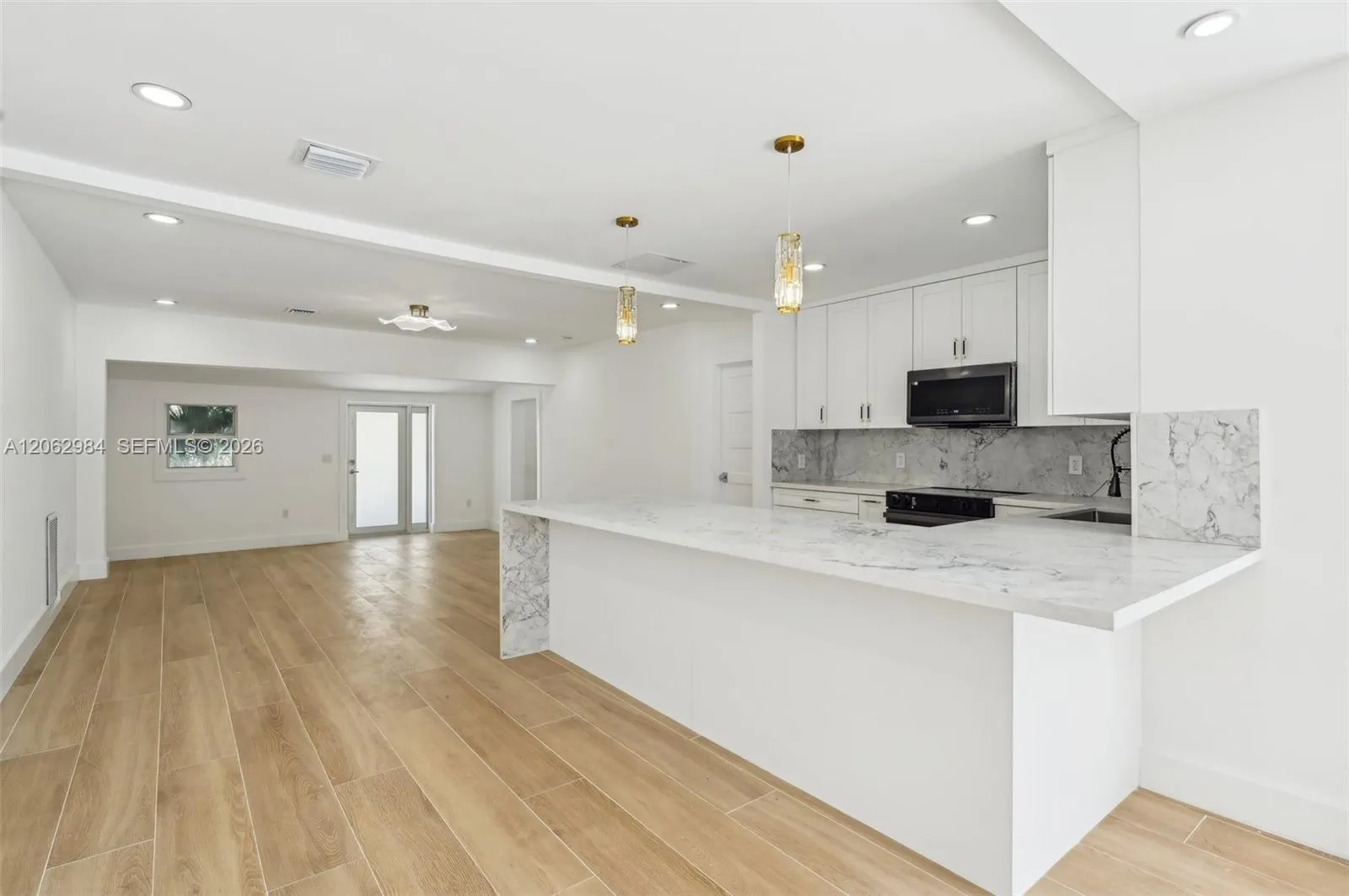 Photo 24 Photo 24