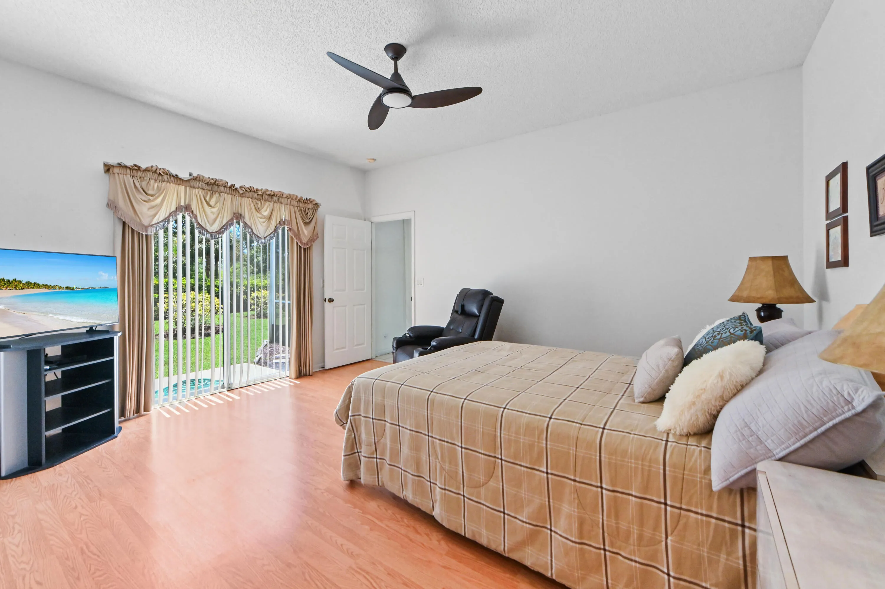 19 Bedroom 02