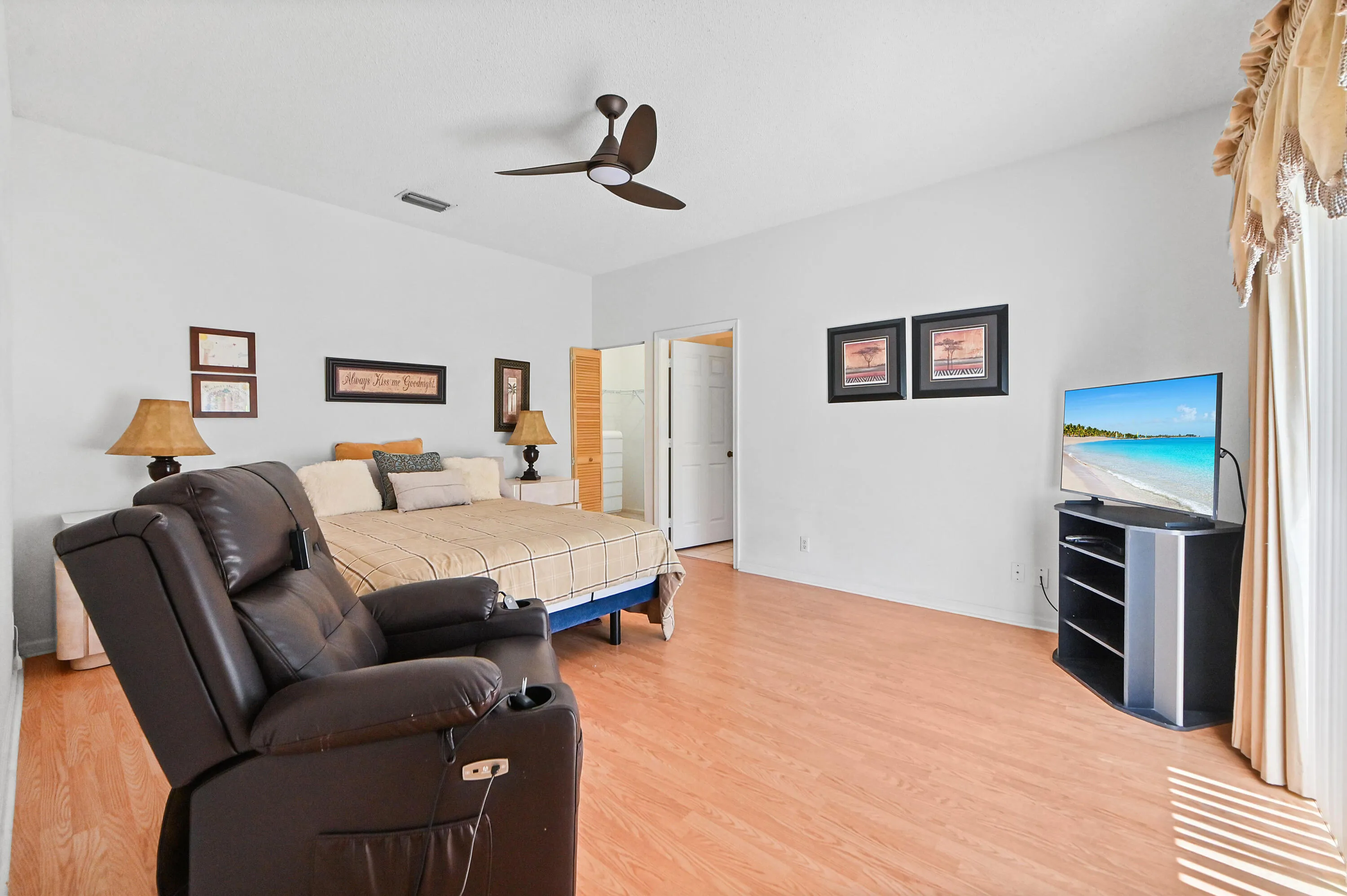 18 Bedroom 01
