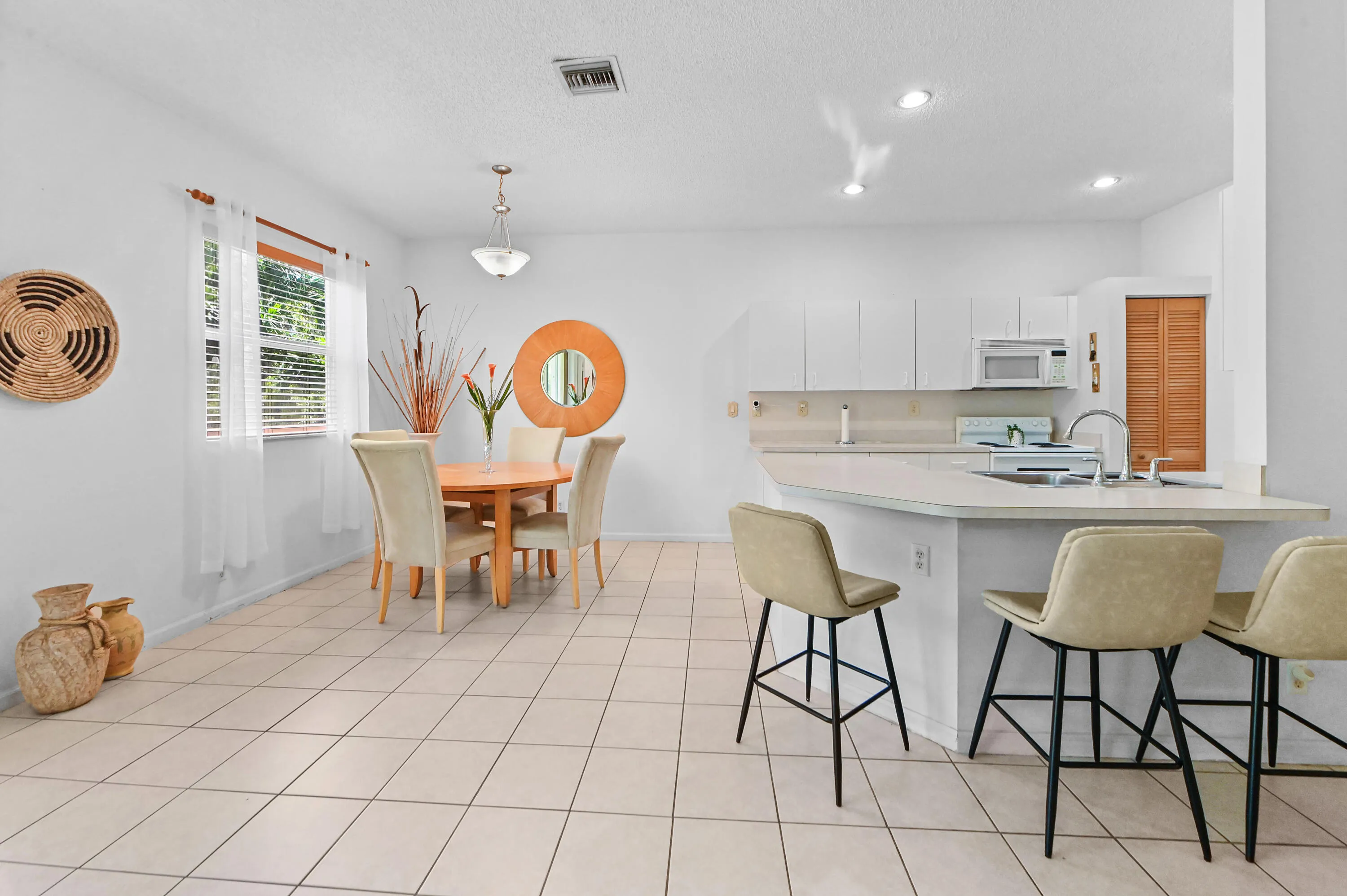13 Dining Room 01