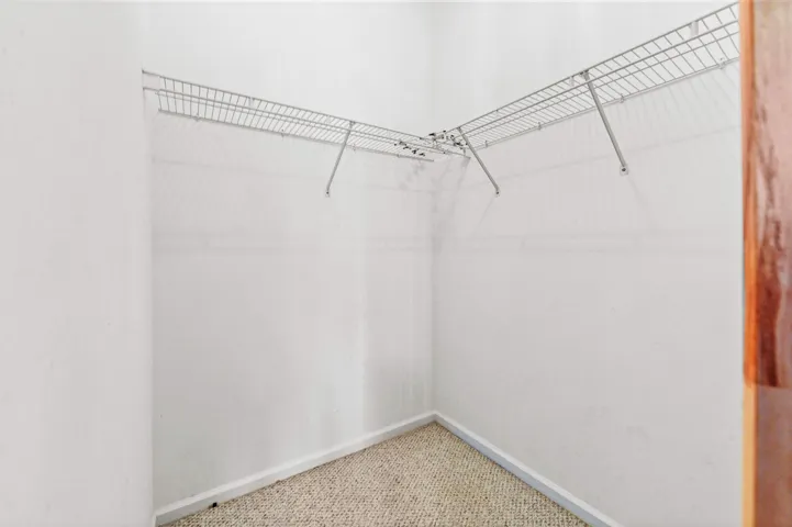 27 closet 01