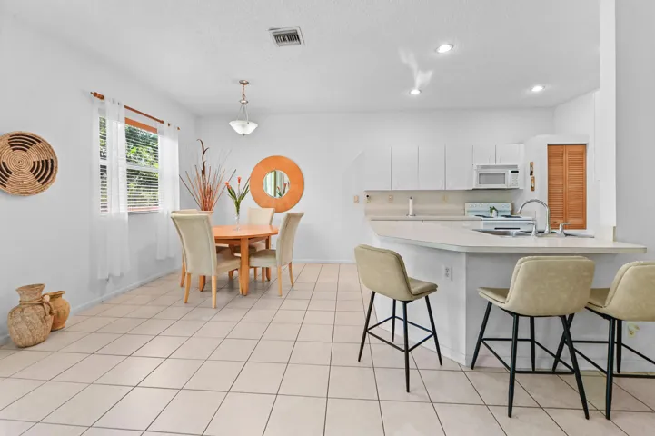13 Dining Room 01