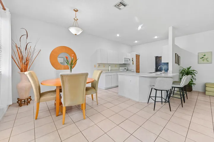 14 Dining Room 02