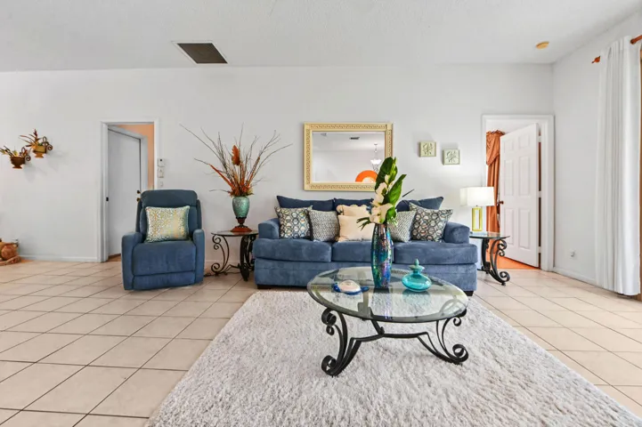 11 Living Room 04