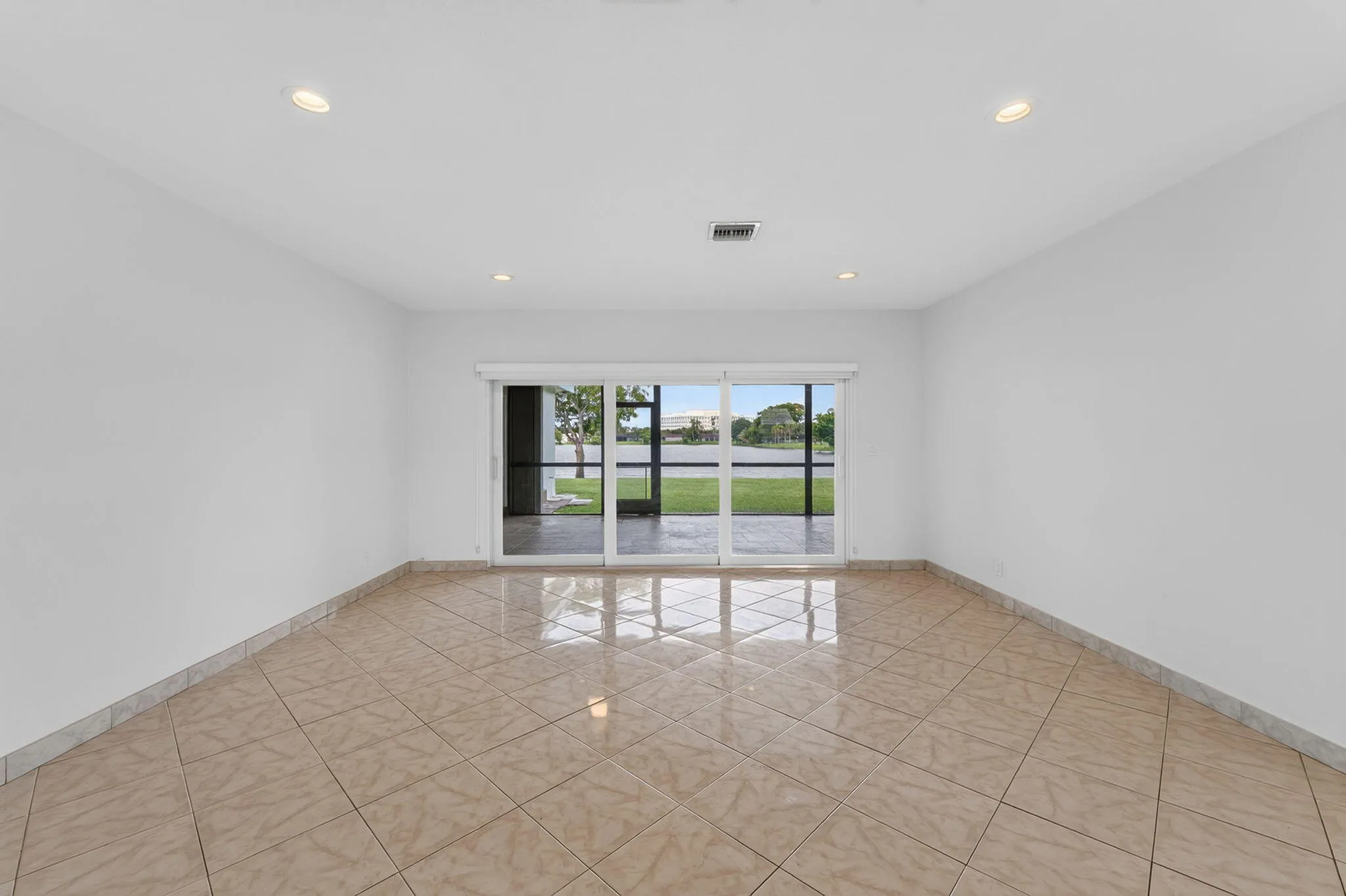 LIVING ROOM WITH DIRECT LAKE VIEW OFF THE SCREENED PATIO