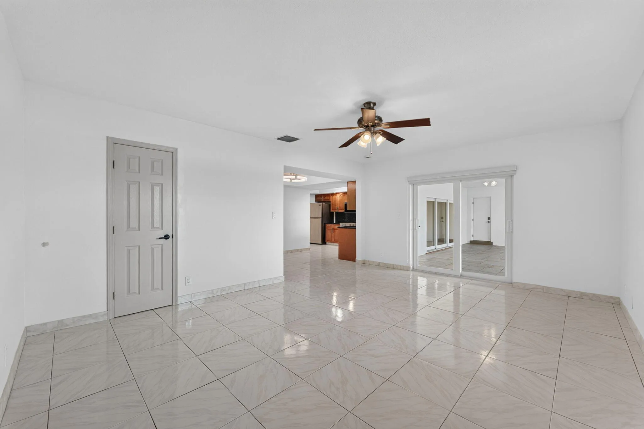 SPACIOUS FAMILY ROOM OFF THE SCREENED PATIO WITH LAKE VIEW