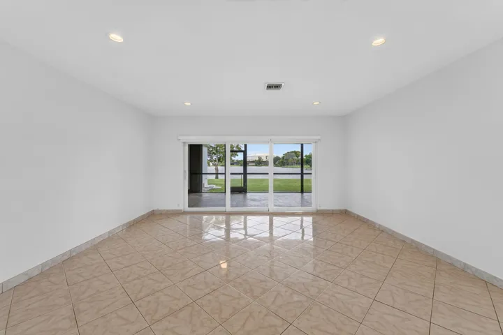 LIVING ROOM WITH DIRECT LAKE VIEW OFF THE SCREENED PATIO