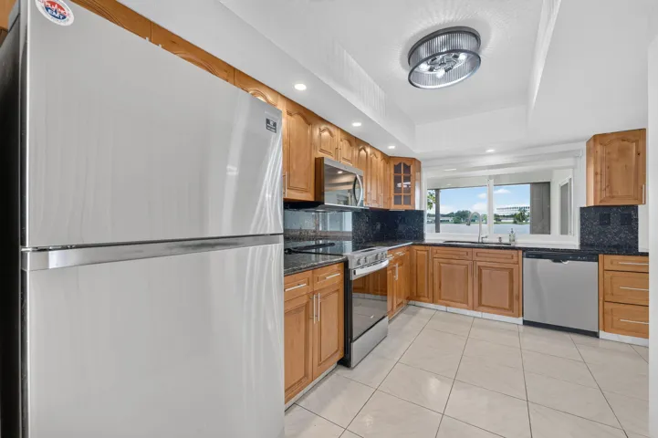 UPDATED KITCHEN SS APPLIANCES AND LAKE VIEW