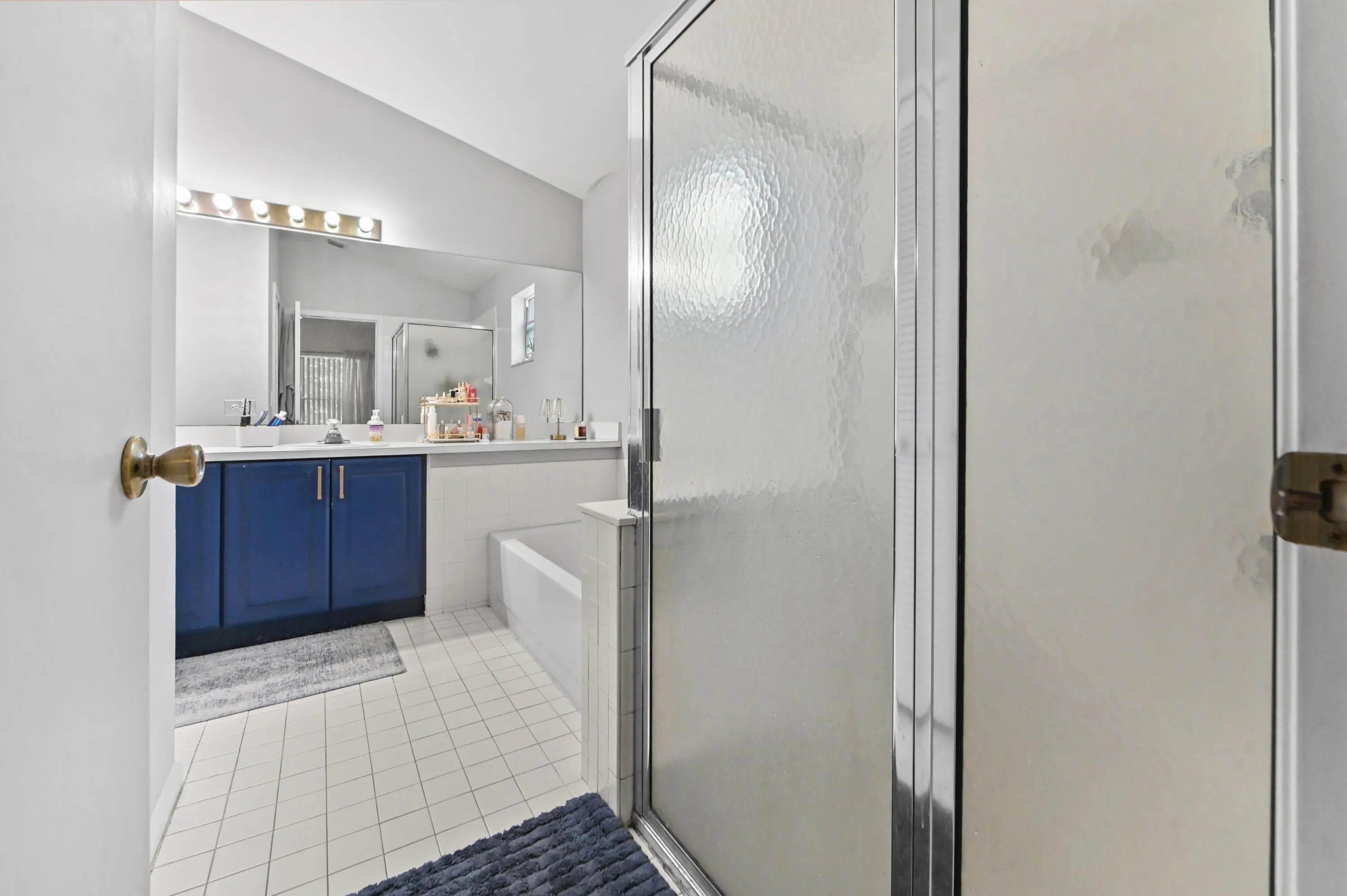 25 Bathroom 02